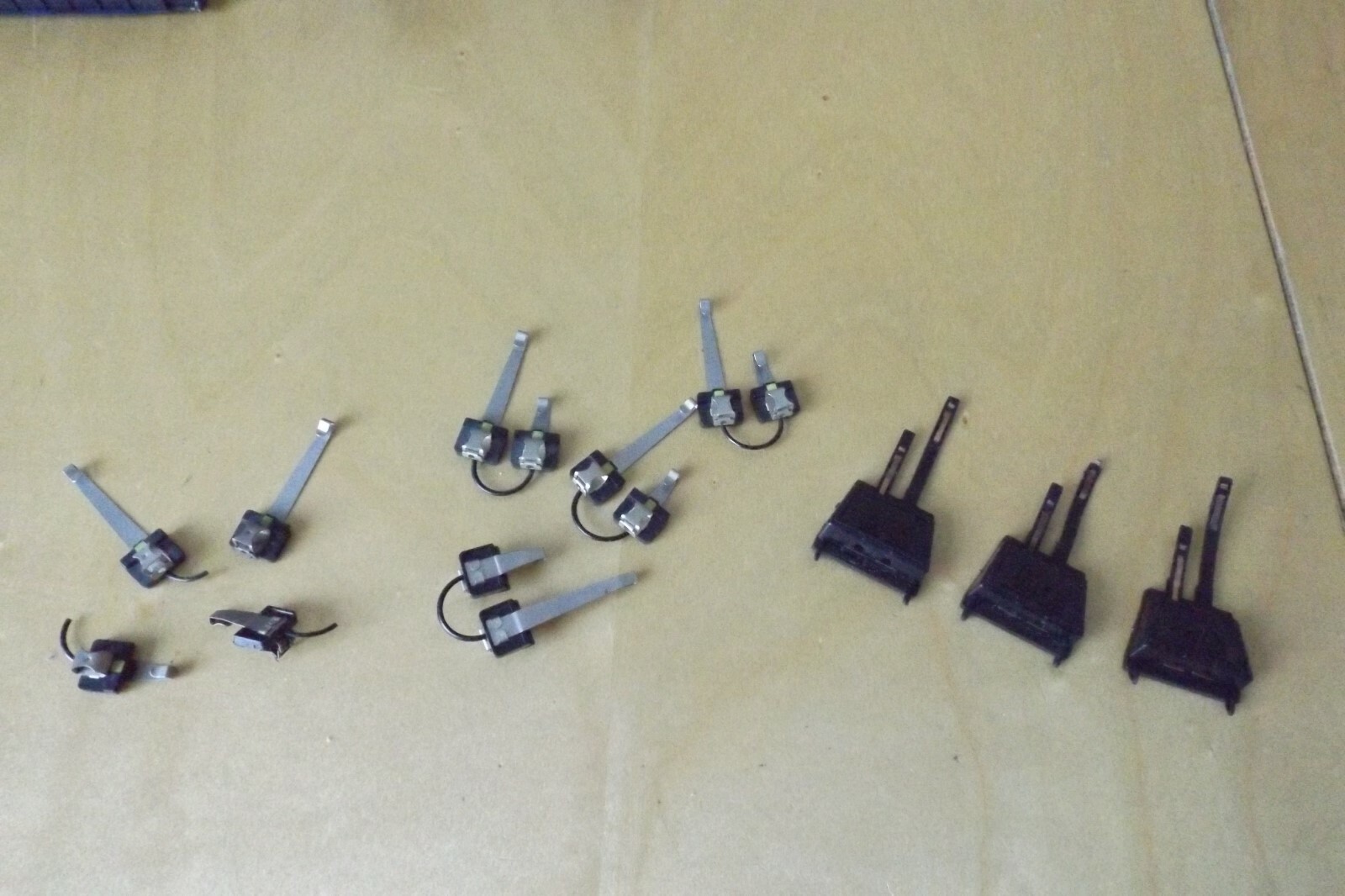 3 hornby oo gauge model railway power clips plus 6 more power/isolating ...