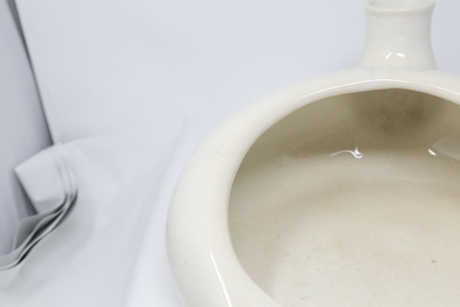 Vintage White Porcelain Ceramic Chamber Pot Bed Pan Urinal Planter NICE