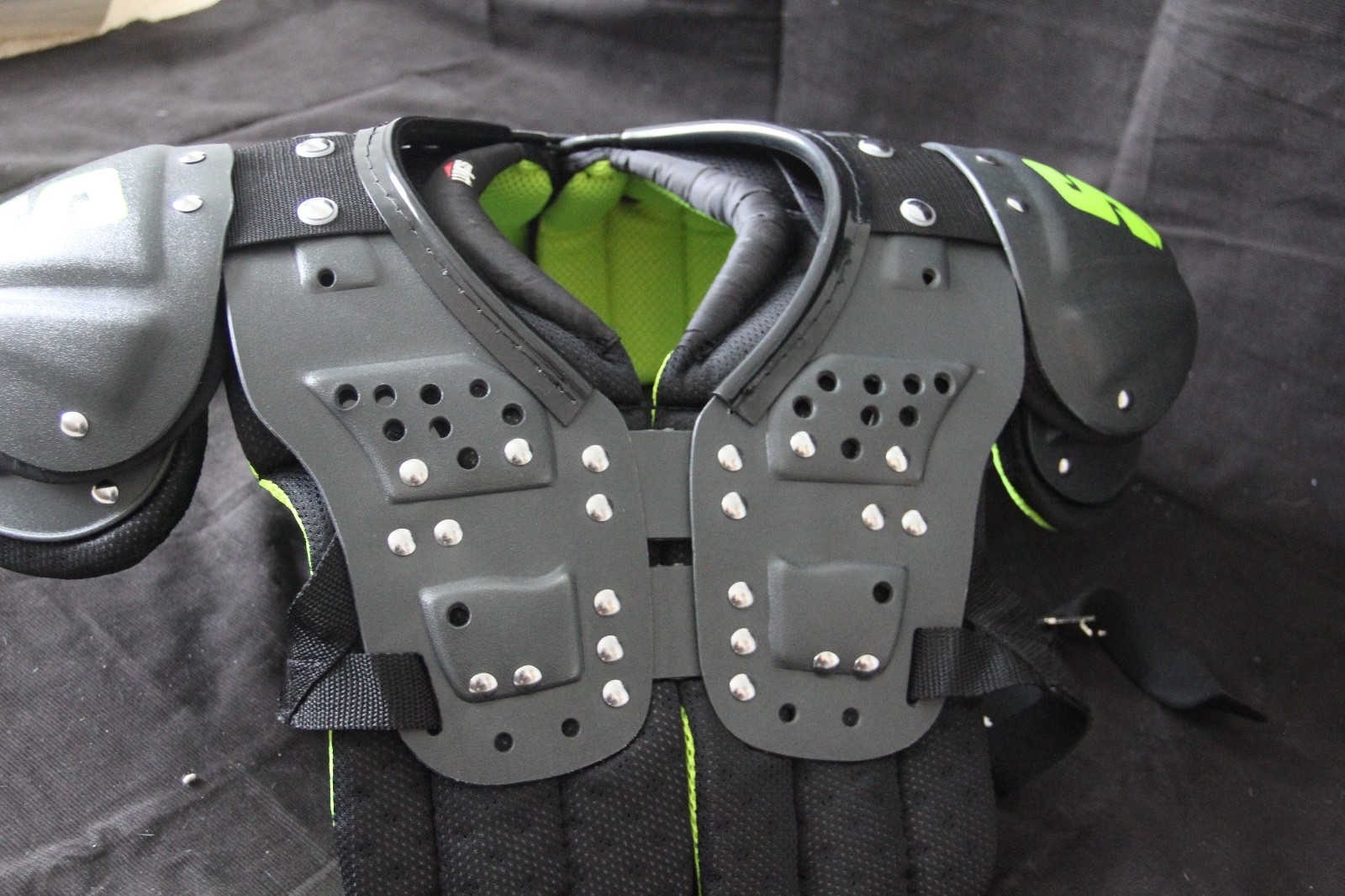 Schutt Youth DS Flex Football Shoulder Pads (Size Xtra-Small)