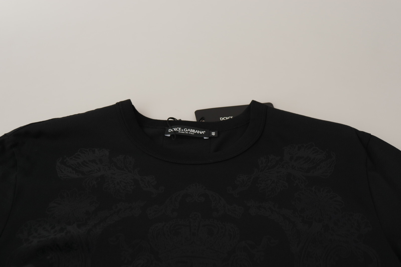 

Футболка DOLCE - GABBANA черная, хлопковая с круглым вырезом в стиле барокко DG IT52 /US42 / Рекомендуемая розничная цена 600 долларов США, Черный