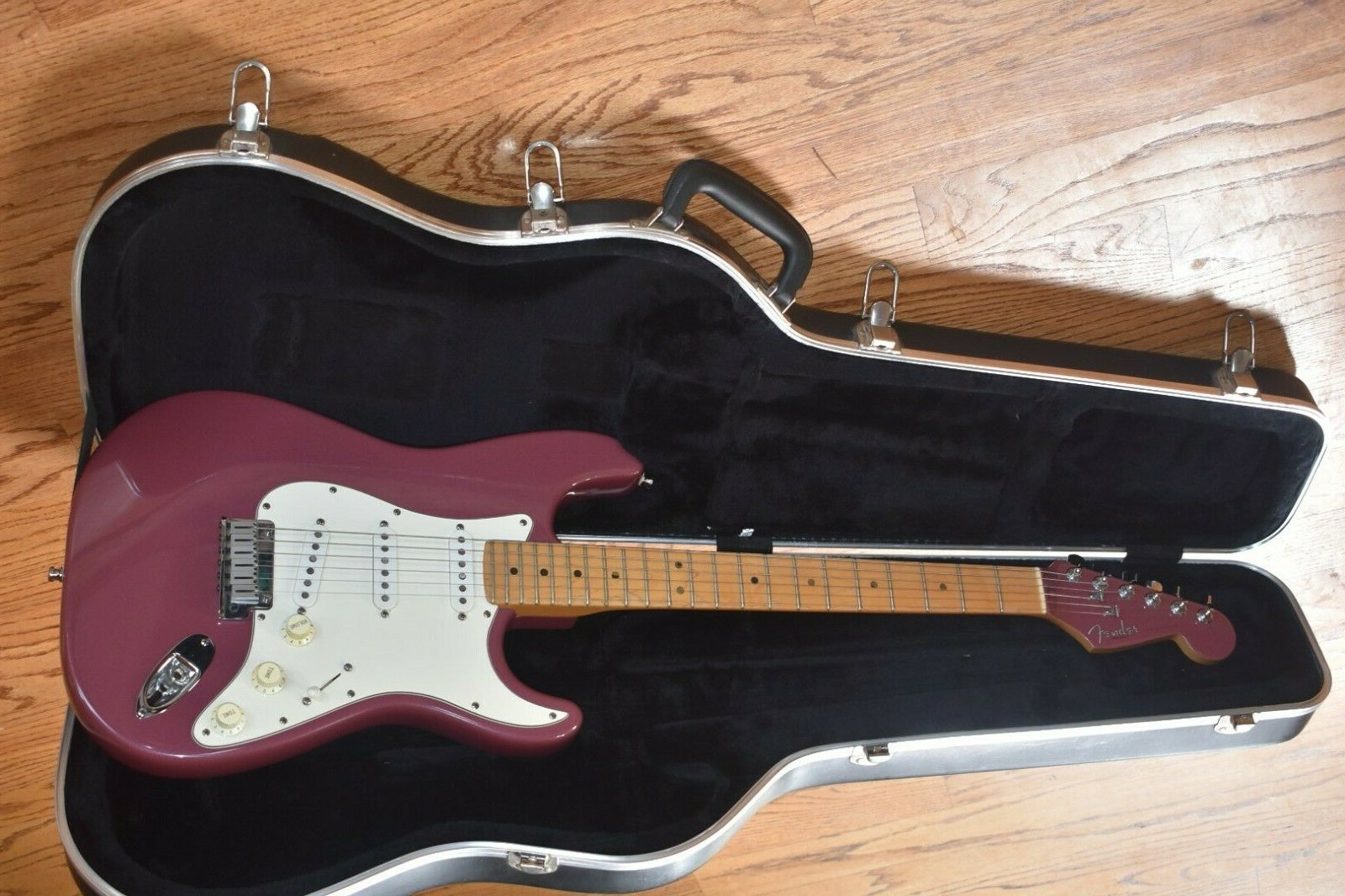 1995 American Fender Stratocaster Burgundy Mist w/ Matching 1995 American Fender Stratocaster Burgundy Mist w/ Matching