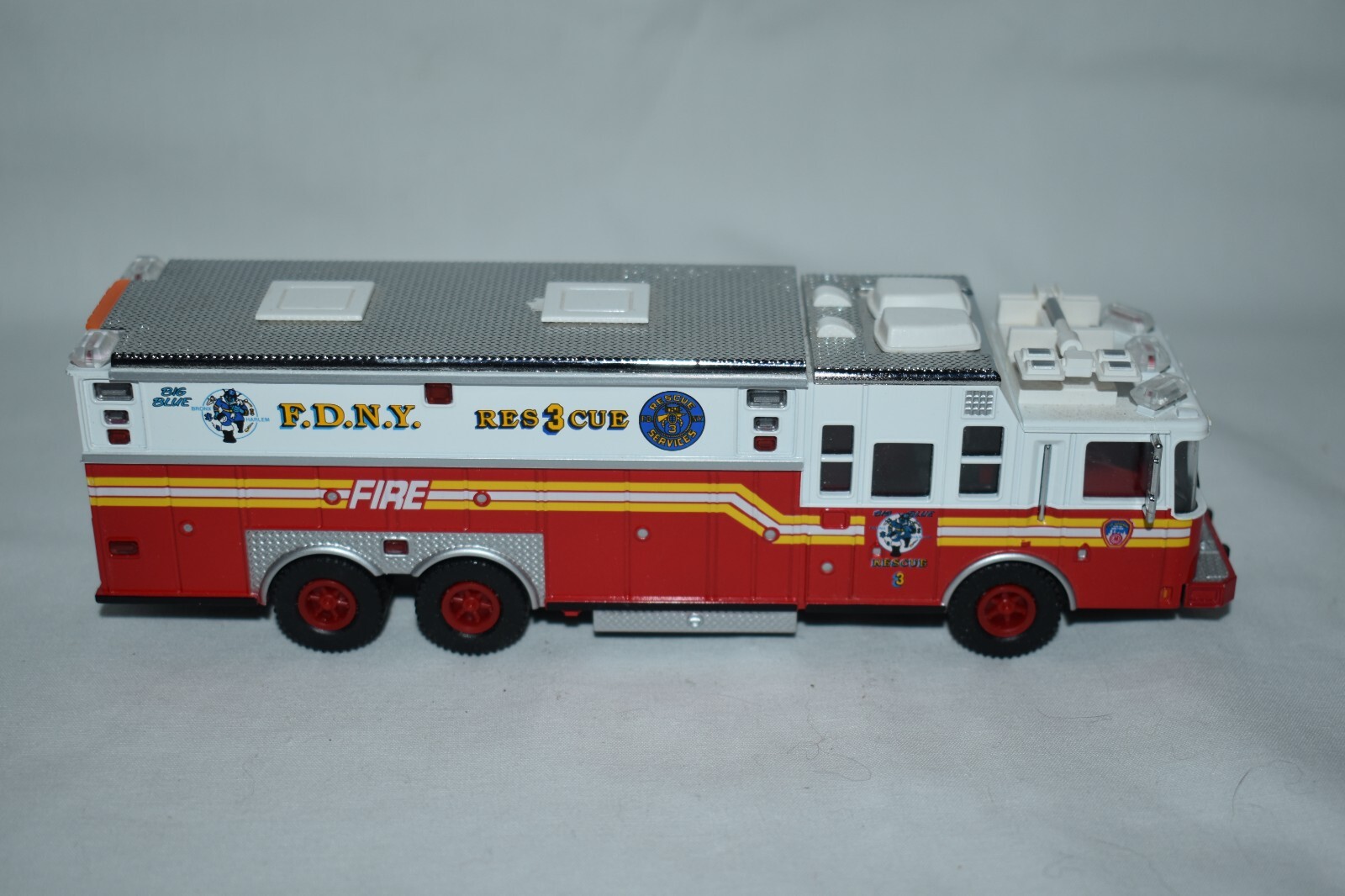 CODE3 Fire Department NY 1/64 ミニカー s-l1200.jpg
