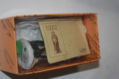 EKJ Collectors society miniatures 10002 Sweeping Up