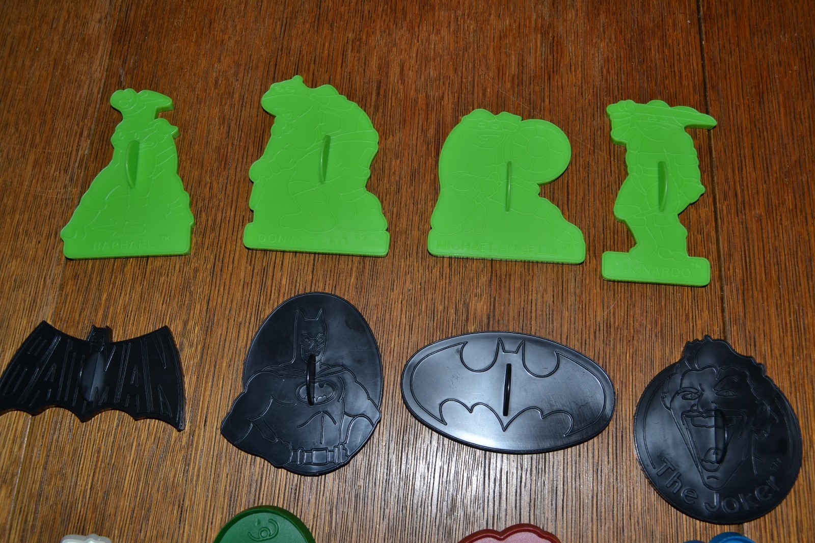 Lot of 12 Plastic Cookie Cutters Peanuts Snoopy Batman Ninja Turtles