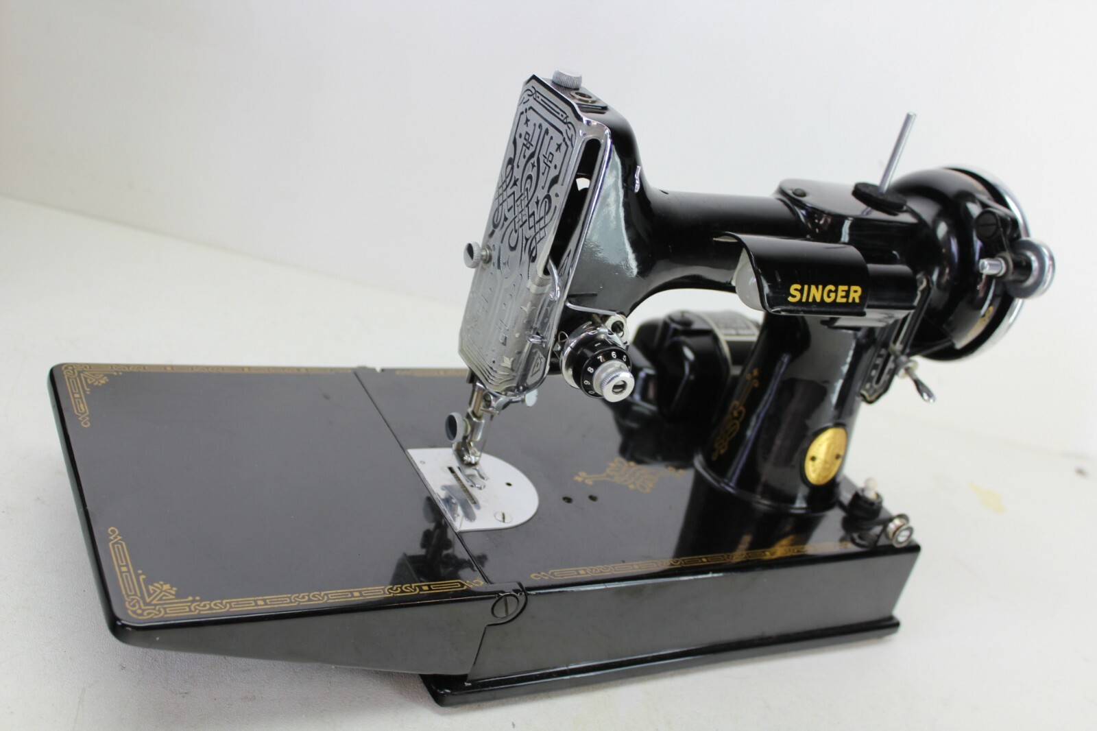 SINGER TRUE VINTAGE SEWING MACHINE CENTENNIAL MODEL 221-1, OPERATES, BLACK/GOLD