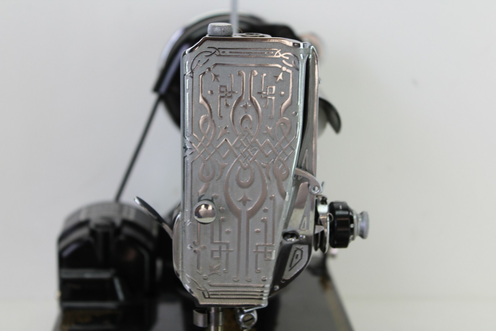 SINGER TRUE VINTAGE SEWING MACHINE CENTENNIAL MODEL 221-1, OPERATES, BLACK/GOLD