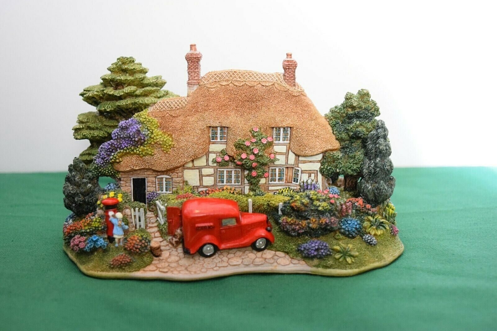 Lilliput Lane - Pen Pals - L2241 Mint in its original box