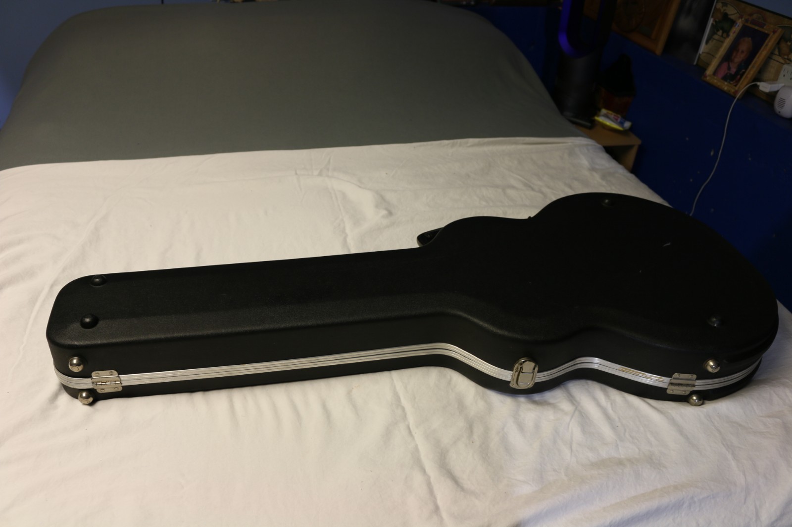 SKB BLACK HARDSHELL CASE  FOR ELECTRIC GUITAR  L386