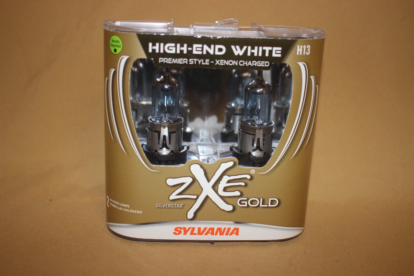 エルブリジット SYLVANIA 9006 SilverStar zXe Gold Halogen Headlight Bulb, 2 Pack