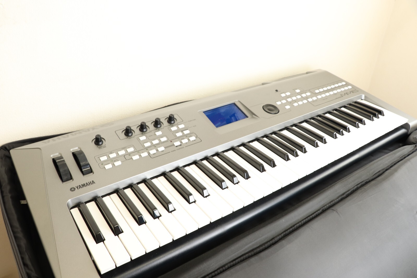 Yamaha シンセサイザー 61鍵盤 シルバーMM6 Yamaha MM6 Synthesizer, 61-Key | zZounds