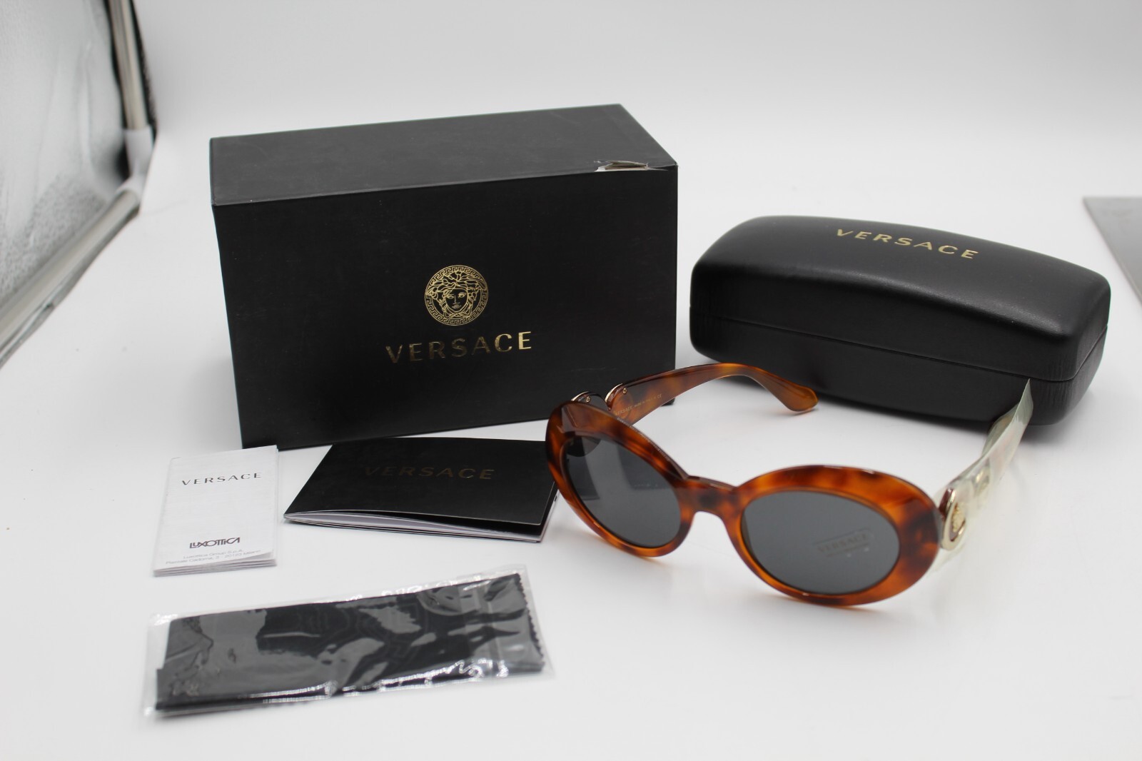 Versace メデューサボタン　ファッションショー　ブラウン・ジャガ－柄ス－ツ Versace メデューサボタンファッションショーブラウン・ジャガ