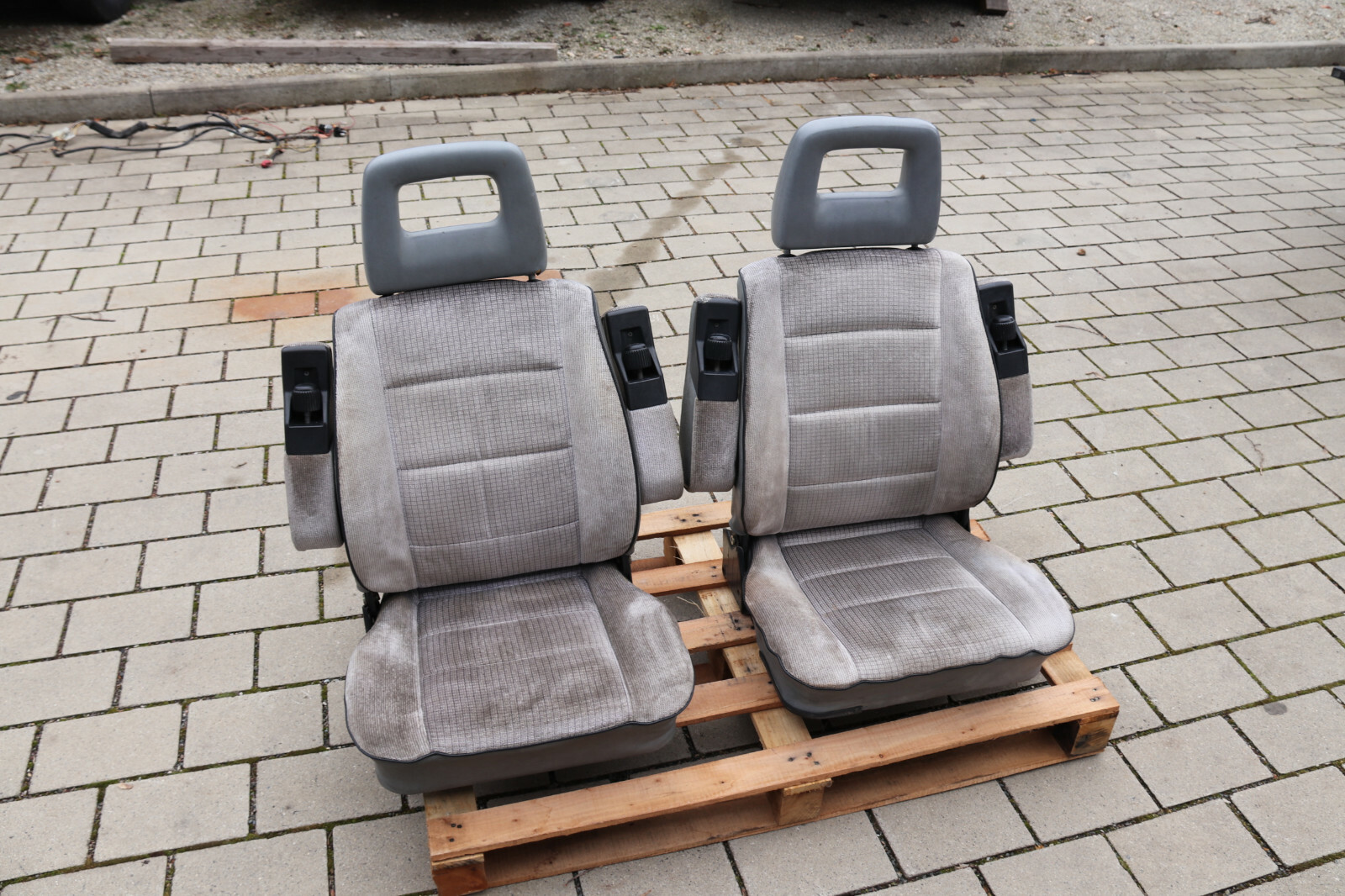 VW Bus T3 Multivan Pilotensitze mit Armlehnen velours grau für Drehkonsole