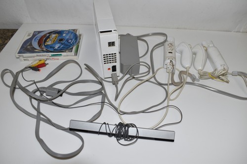 NINTENDO WII COMPLETE SYSTEM- 2 CONTROLLERS- NUN CHUKS - 5 GAMES- CABLES(JWP83)