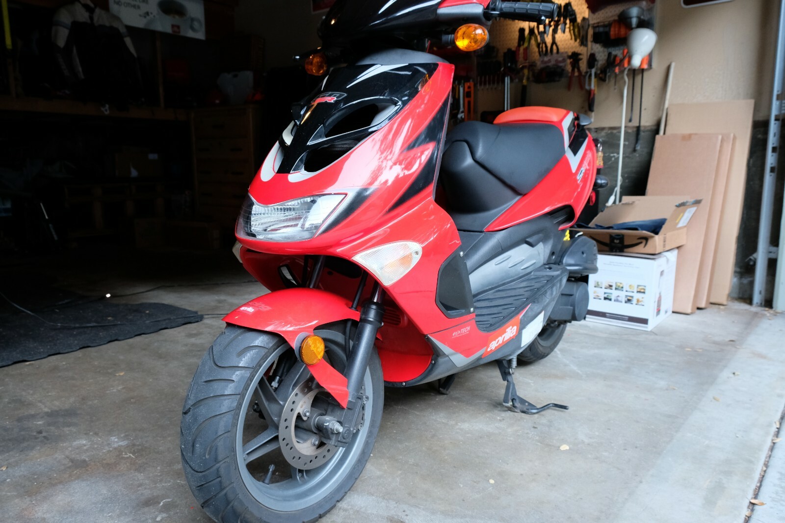 2001 Aprilia SR 50 - 2-stroke oil burner Scooter. 3200 miles, perfect shape!!!