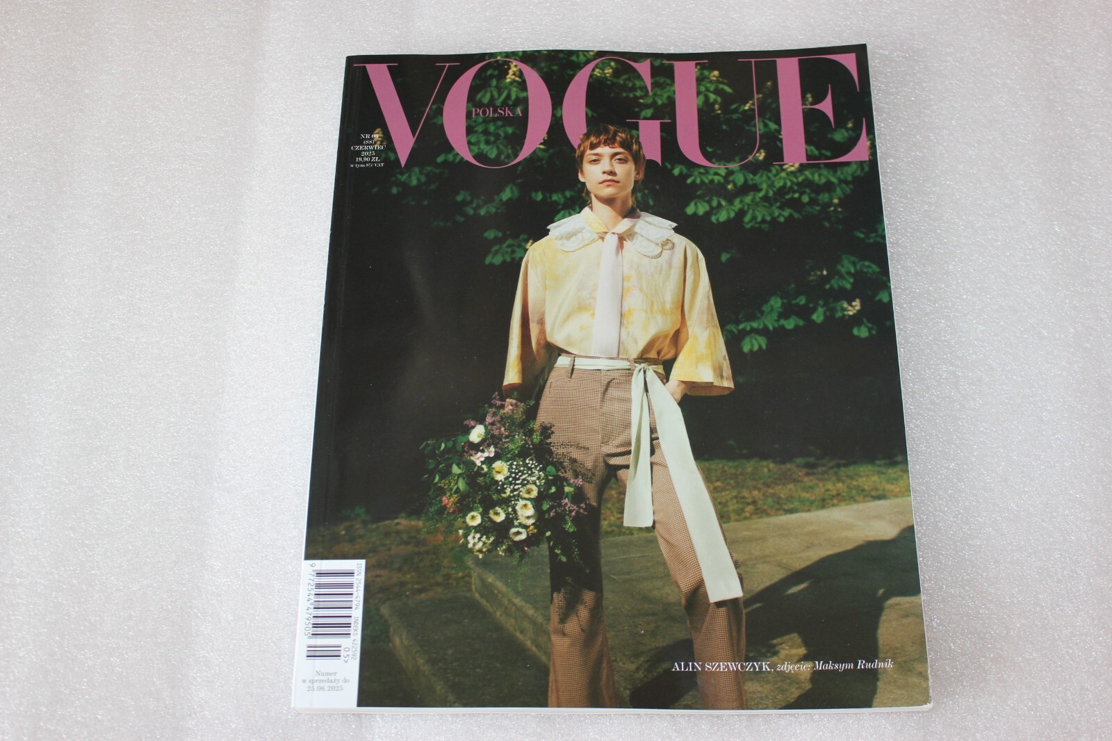 女性情報誌 Vogue Poland November 2023 Cover 2 Vogue Poland November 2023 Is on the Hunt for Cozy Coats