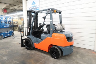 2012' Toyota 8FGU30, 6,000# Pneumatic Tire Forklift, LP Gas, 3 Stage, S/S, Nice