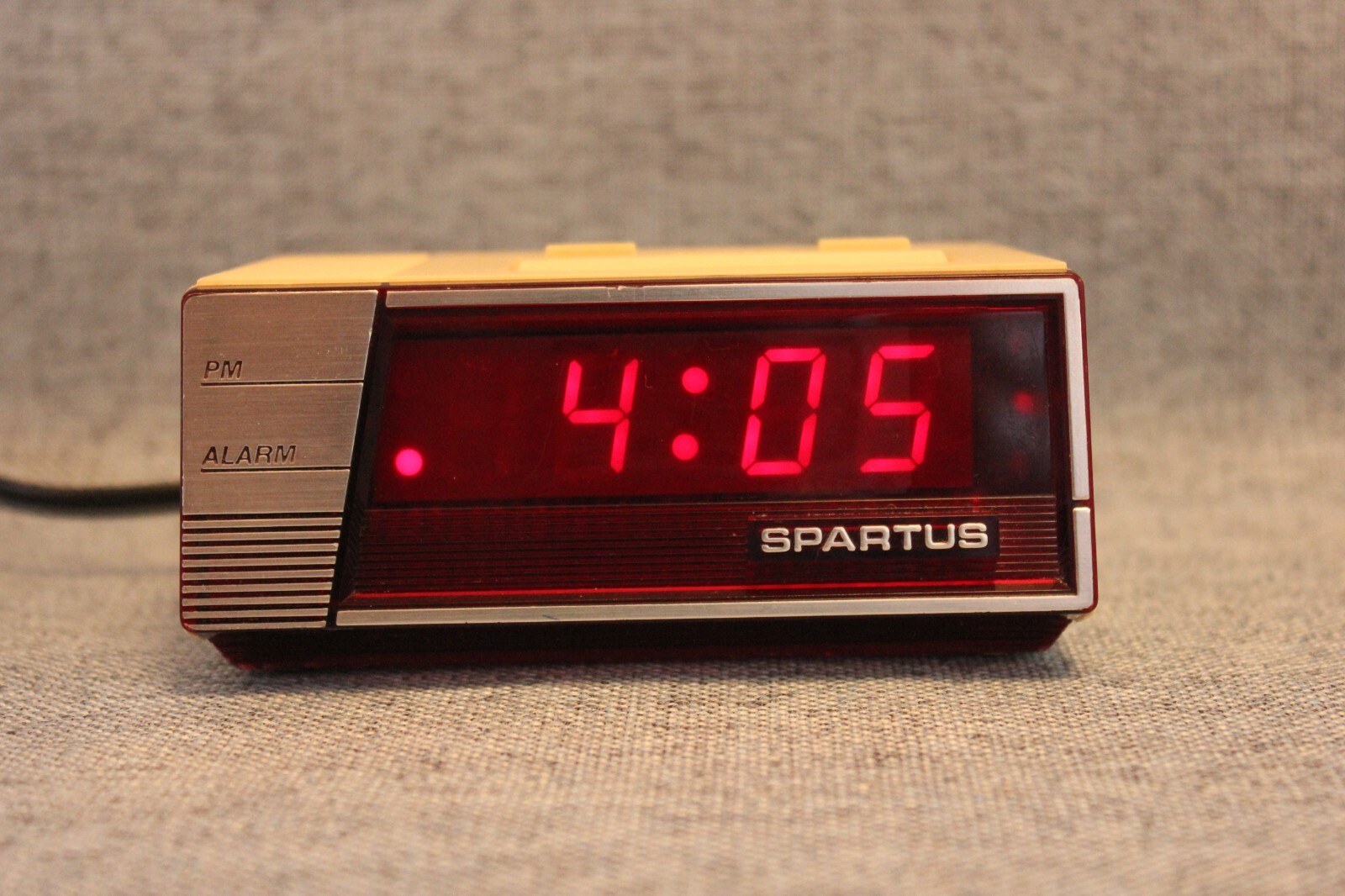 Vintage Spartus Digital Model 1161 C-1 White Alarm Clock Red