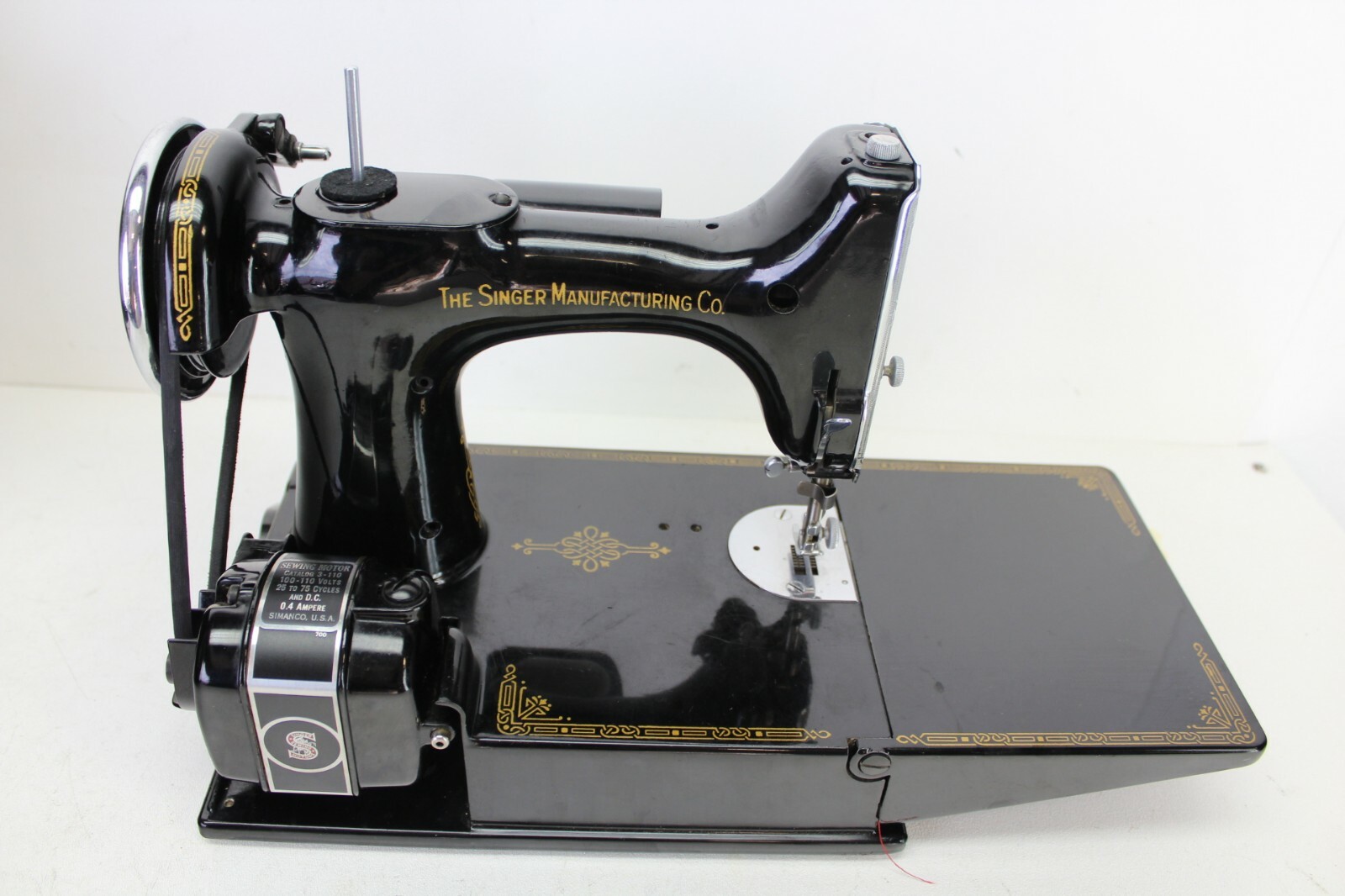 SINGER TRUE VINTAGE SEWING MACHINE CENTENNIAL MODEL 221-1, OPERATES, BLACK/GOLD