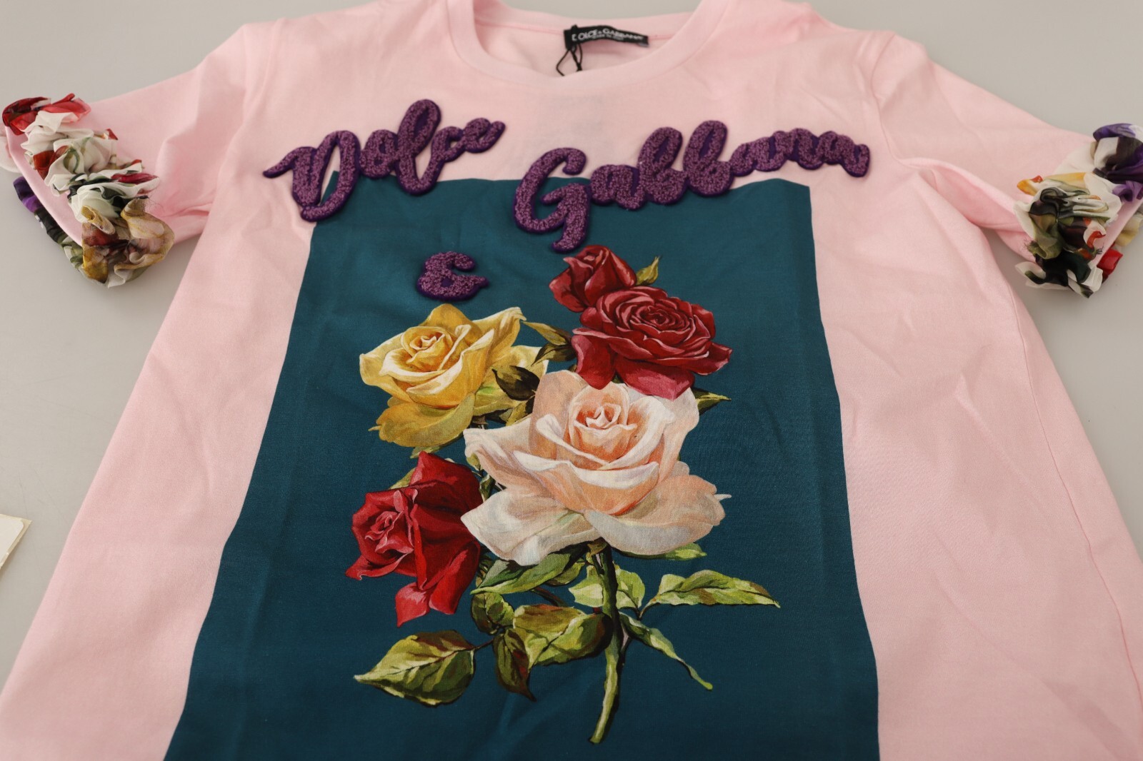 

Футболка DOLCE - GABBANA Розовая, хлопковая, с цветочным принтом и розами, с круглым вырезом IT36 /US2/  Рекомендуемая розничная цена 900 долларов США, Розовый