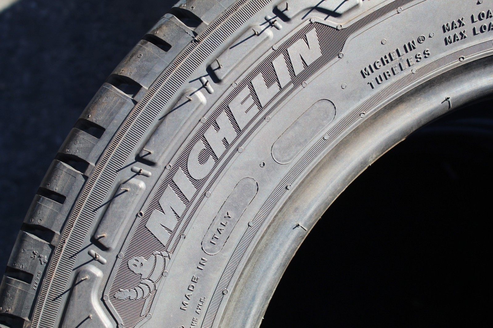 New 215 65 16C Michelin, Agilis 3, 106/104T, x1 Tyre (F1_tyres) L3835