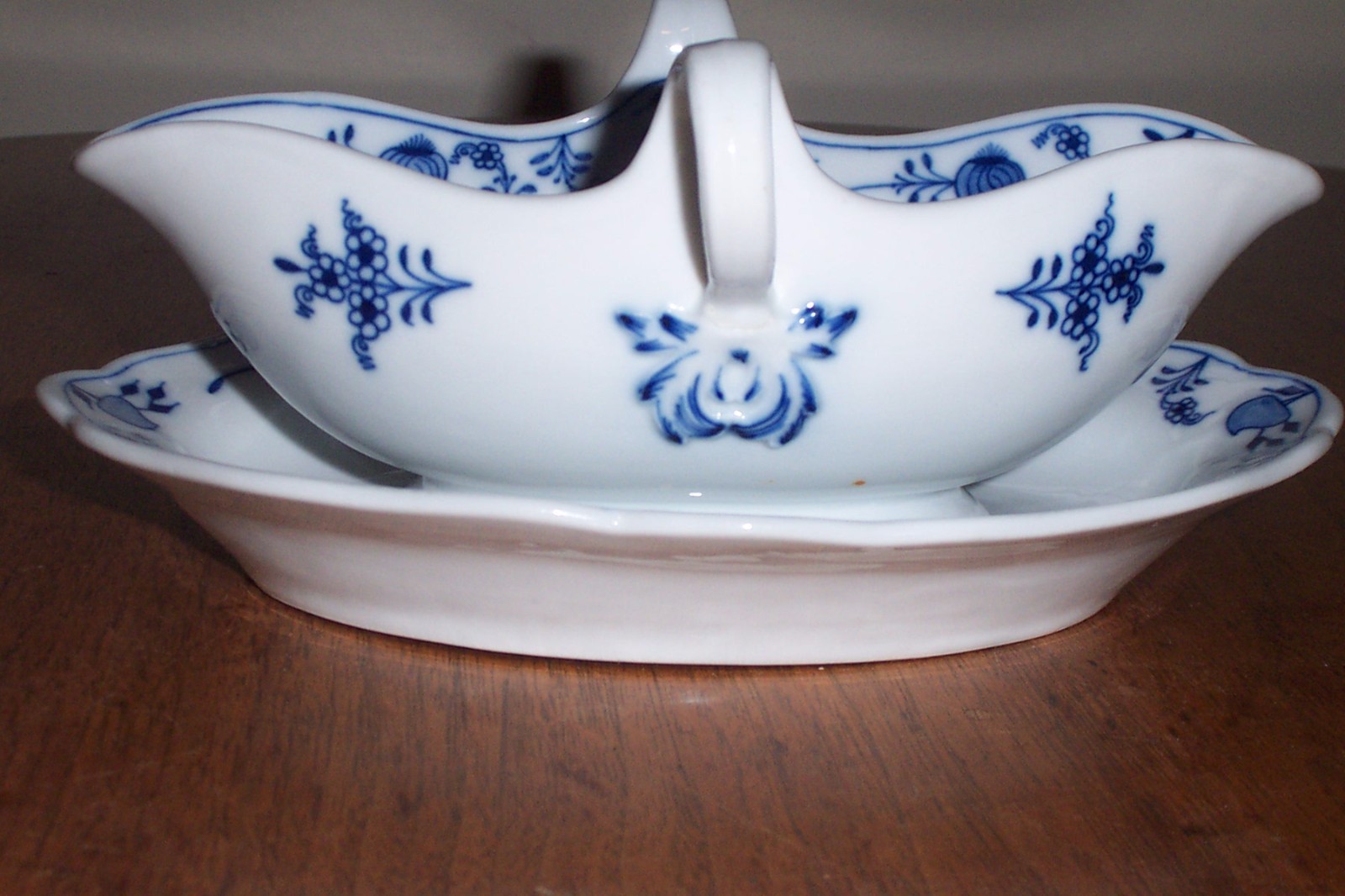 Meissen Blue Onion China Gravy or Sauce Boat with attached Under plate 2 Handles