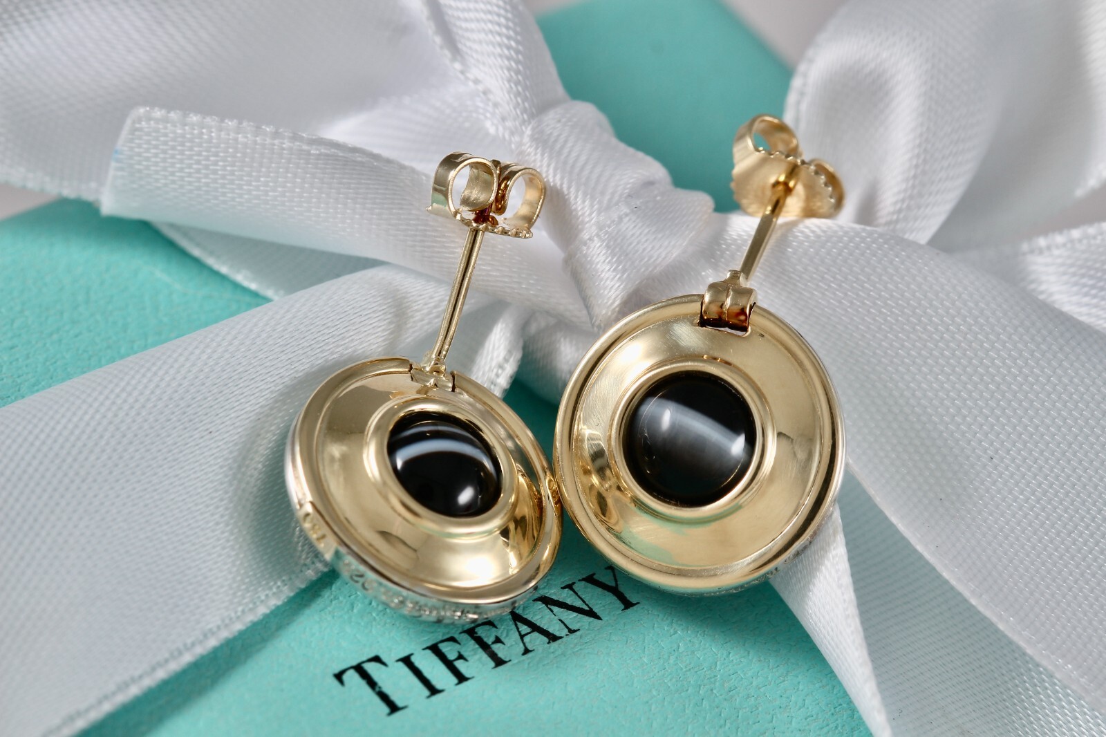 【Tiffany&Co】TiffanyT☆18k Gold Black Onyx Circle ピアス Tiffany T Black Onyx Circle Earrings | Pampillonia Jewelers