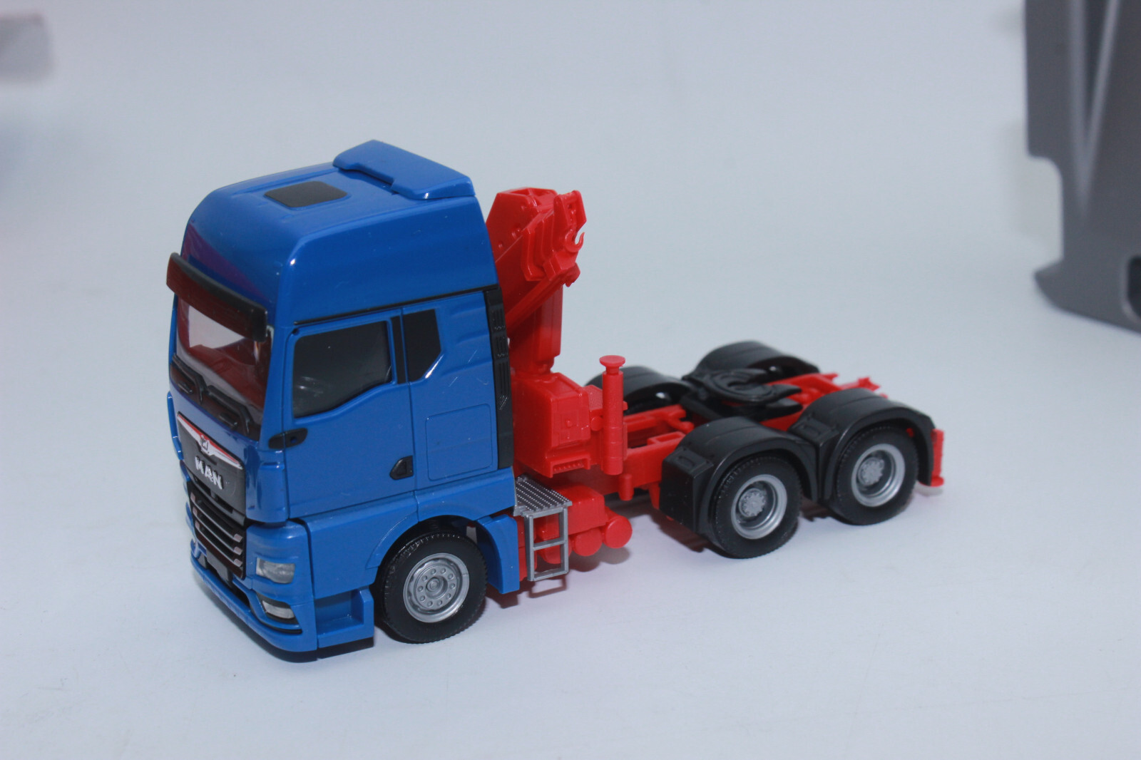 Herpa 313100 MAN TGX GX 6x4 Zugmaschine + Ladekran blau 1:87