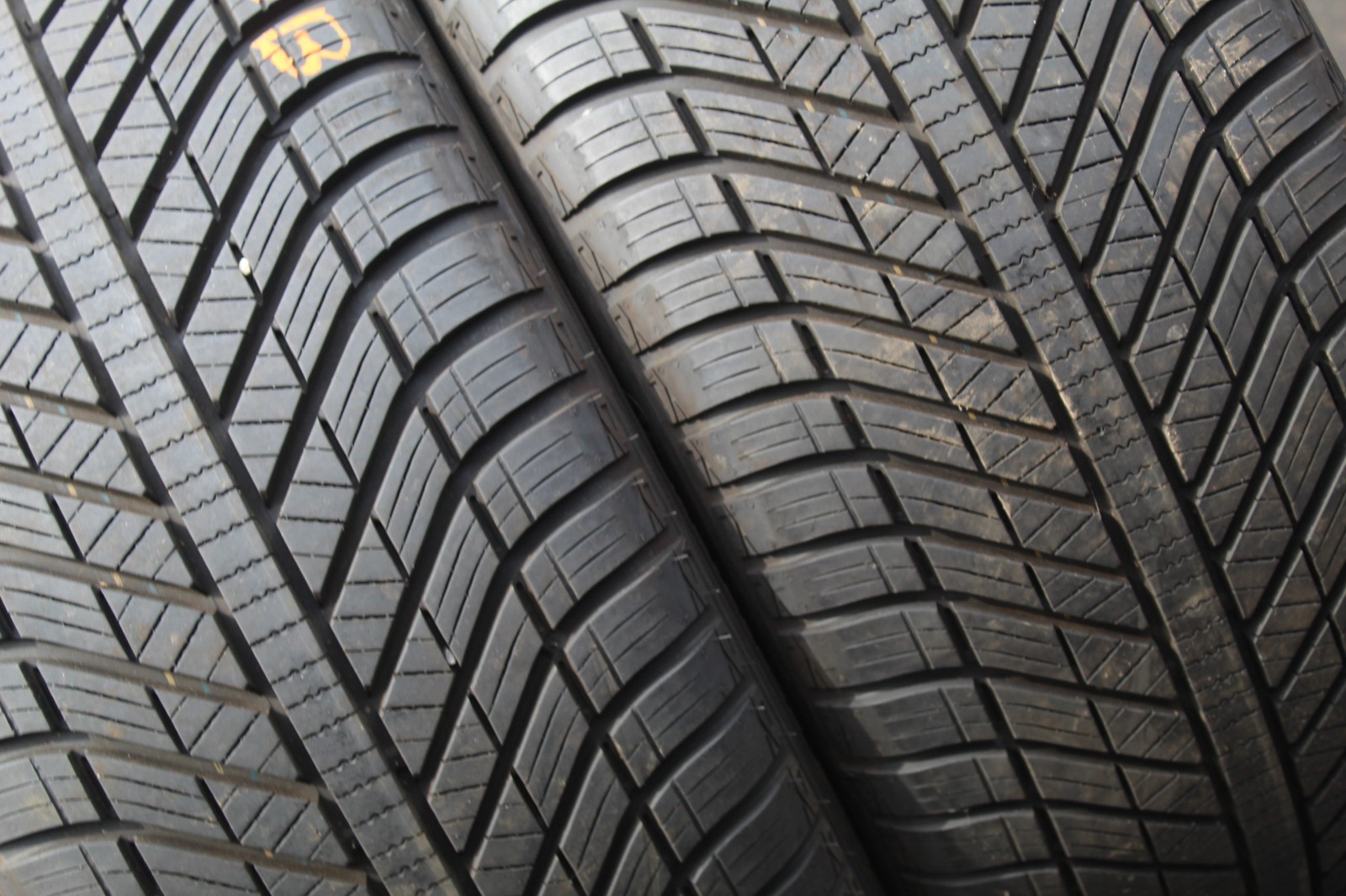 New 255 45 18 Goodyear, All Season, M+S, 99V, x1 Tyre (F1_tyres) L3705