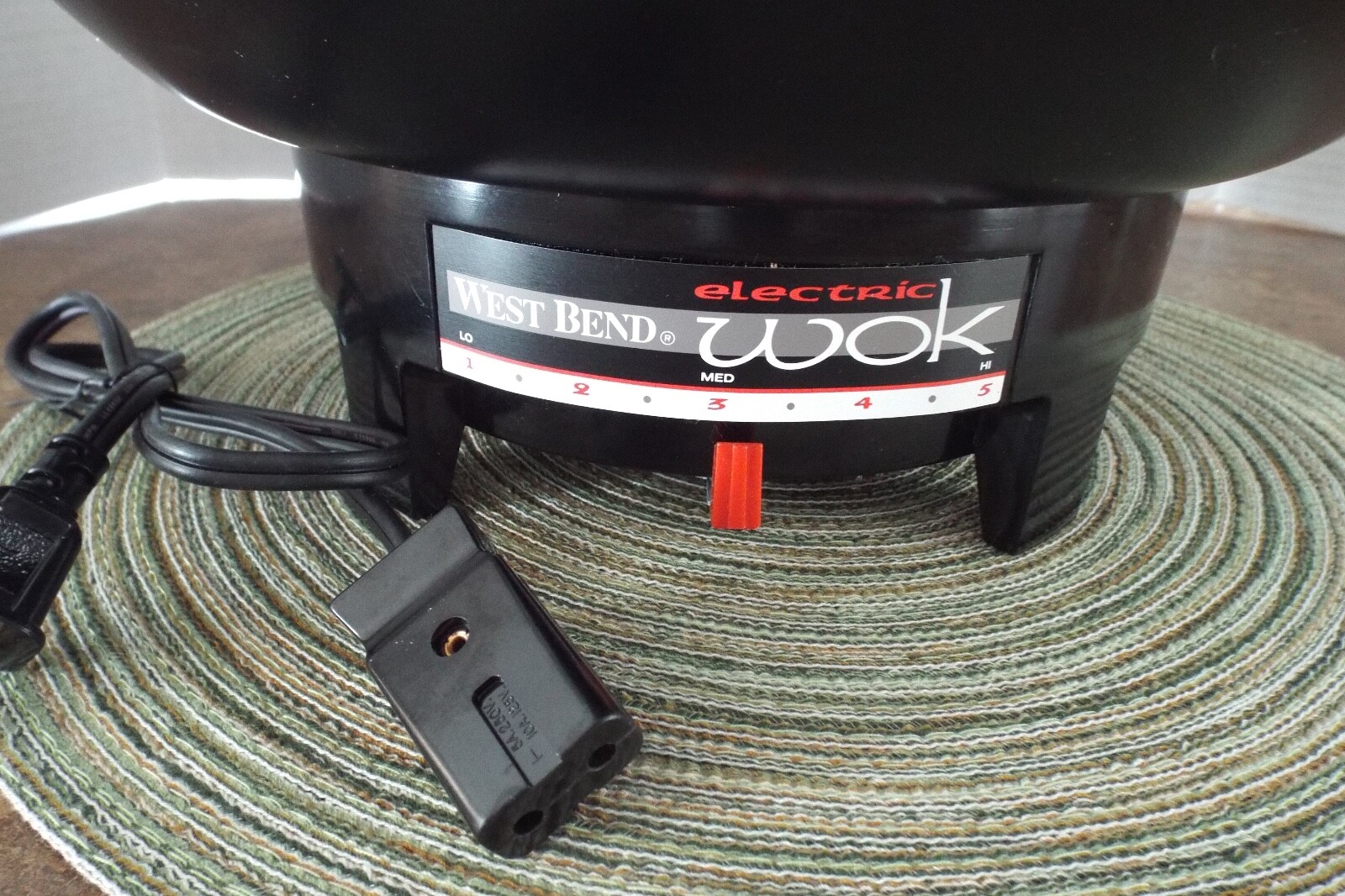 West Bend Electric Wok Model 79110 - Complete with Cord and Racks VERY NICE