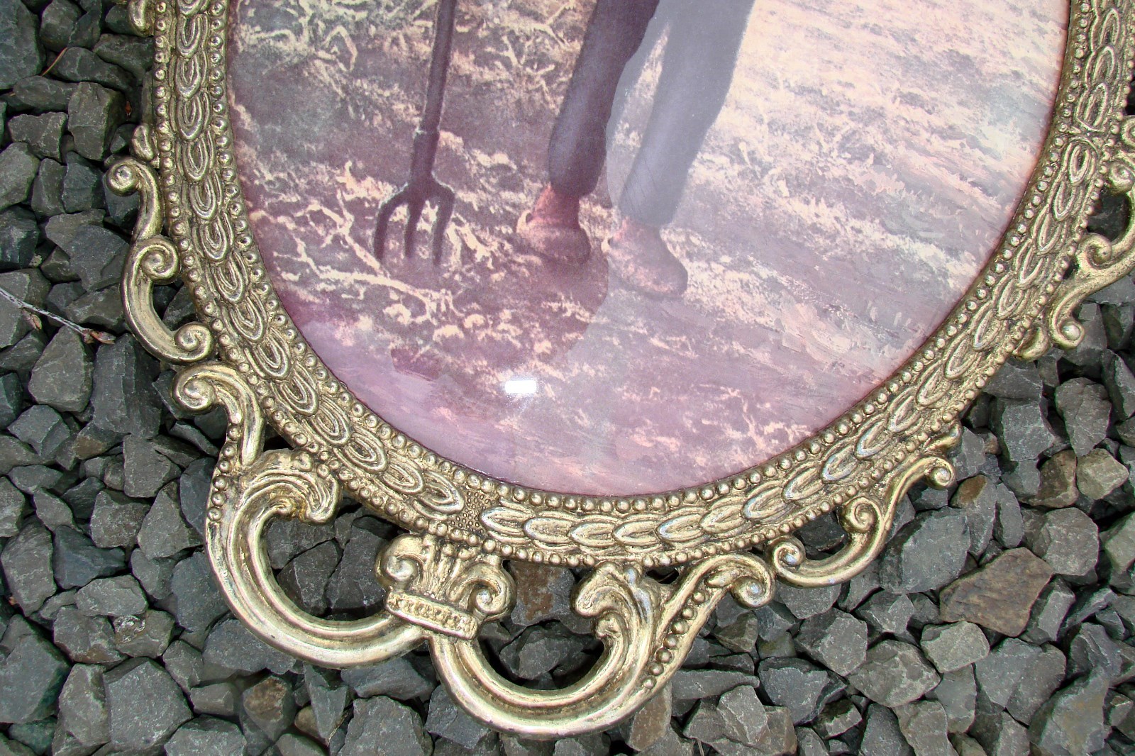 LRG.OVAL PICTURE FRAME-W/GLASS ANTIQUE PRAYING FARMER PICTURE