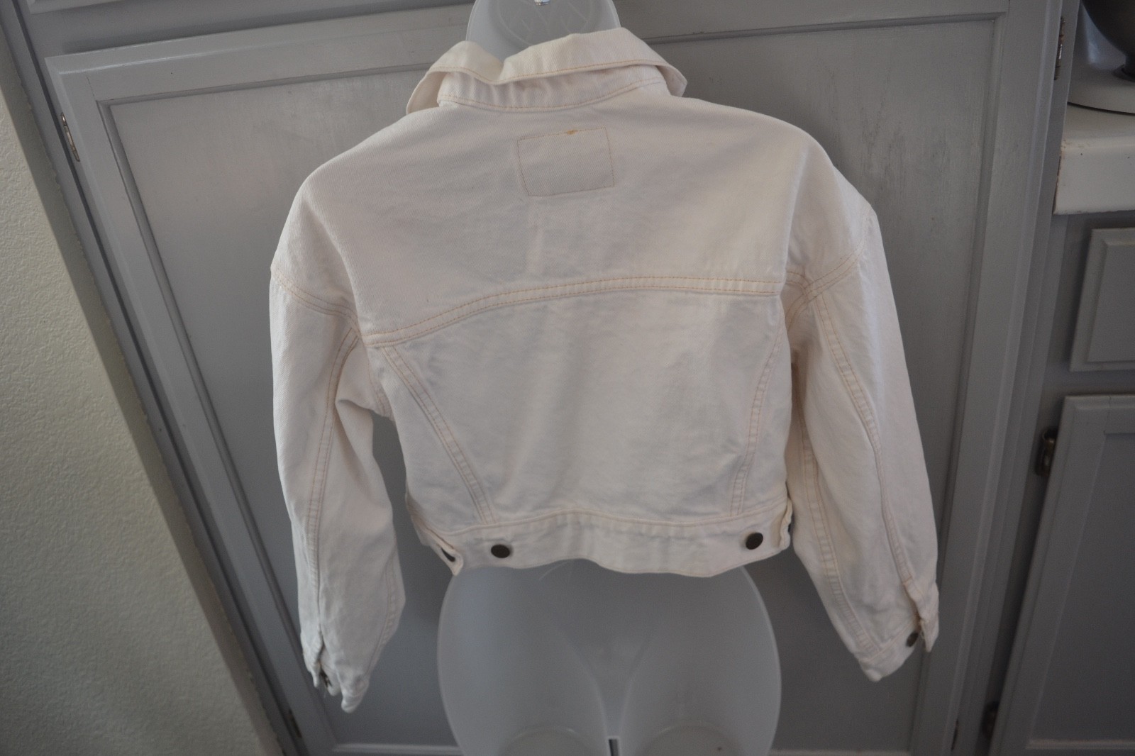 Levi's white denim jeans jacket girl's sz L crop length please measure for size
