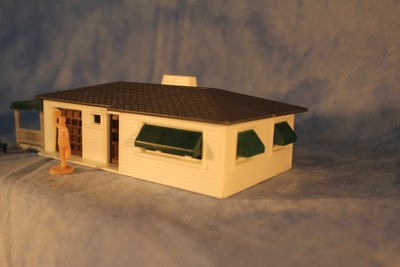Vintage HO Scale Plasticville USA model kit Ranch House #2618 unassembled