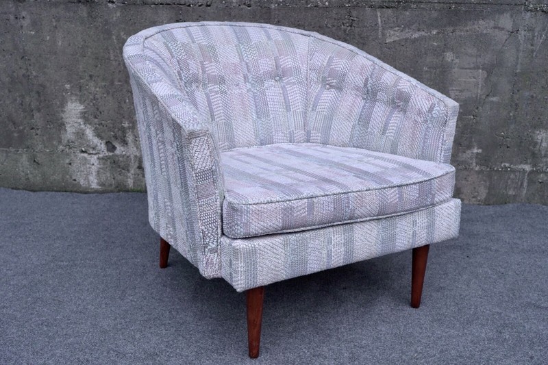 Mid Century Modern Horse Shoe Back Club Tapered Legs Barrel Chair