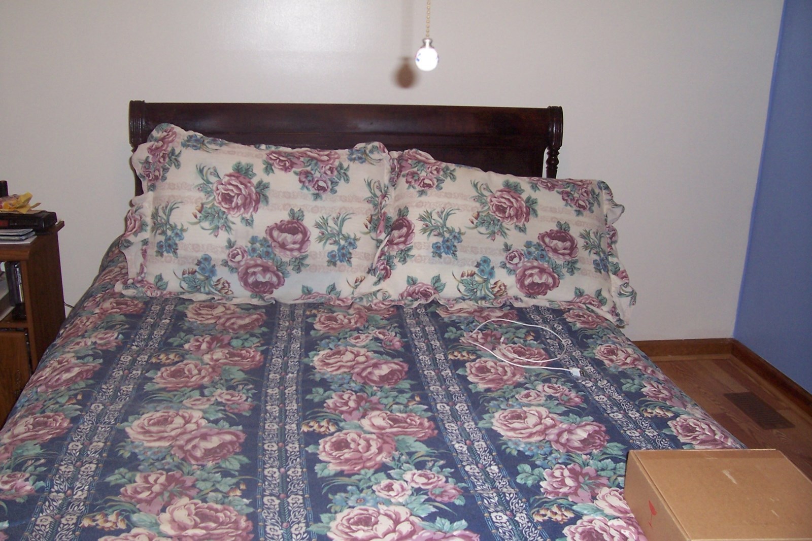 1921 ANTIQUE BEDROOM FURNITURE IN GOOD CONDITION