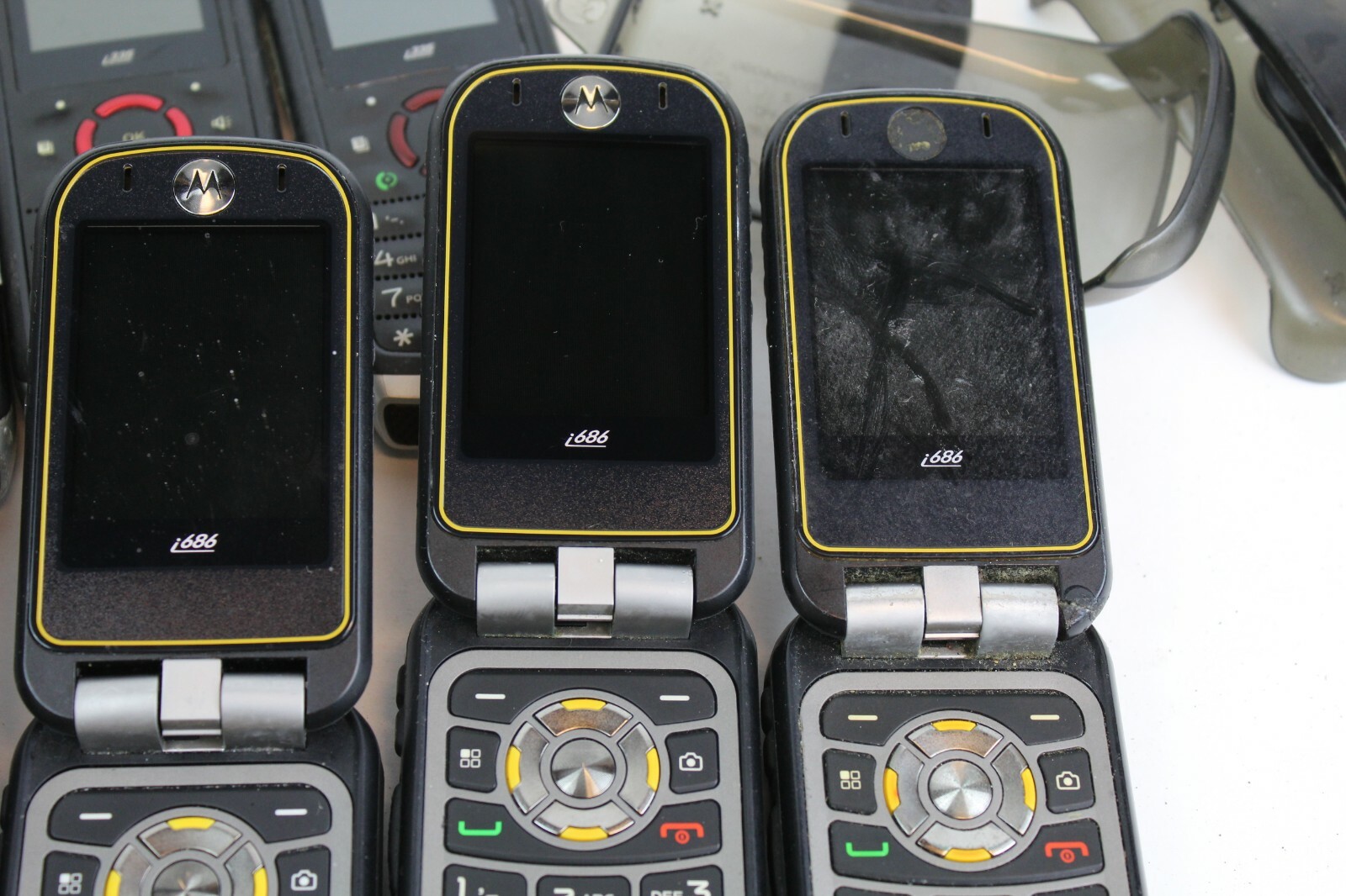 Lot of Motorola Brute i686 and i335 Phones Walkie Talkie No sims AS IS POWER ON