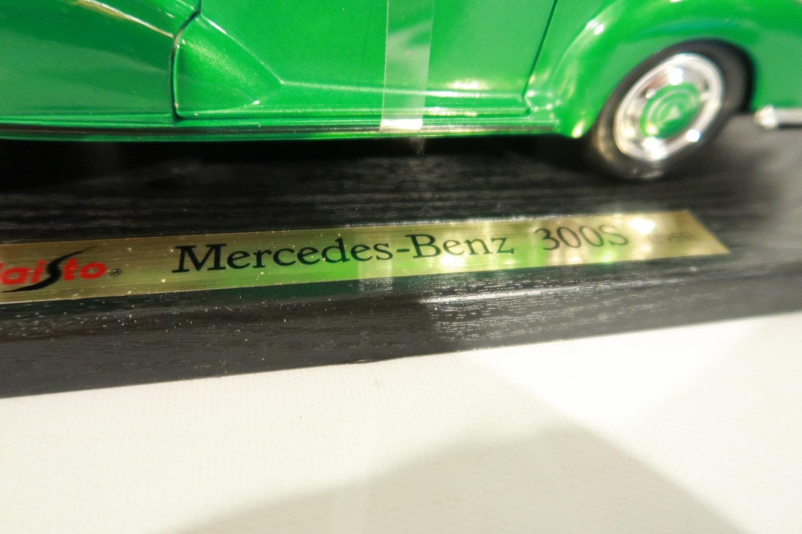 Green Maisto Special Edition 1:18 Scale Diecast 1955 Mercedes Benz 300S Car