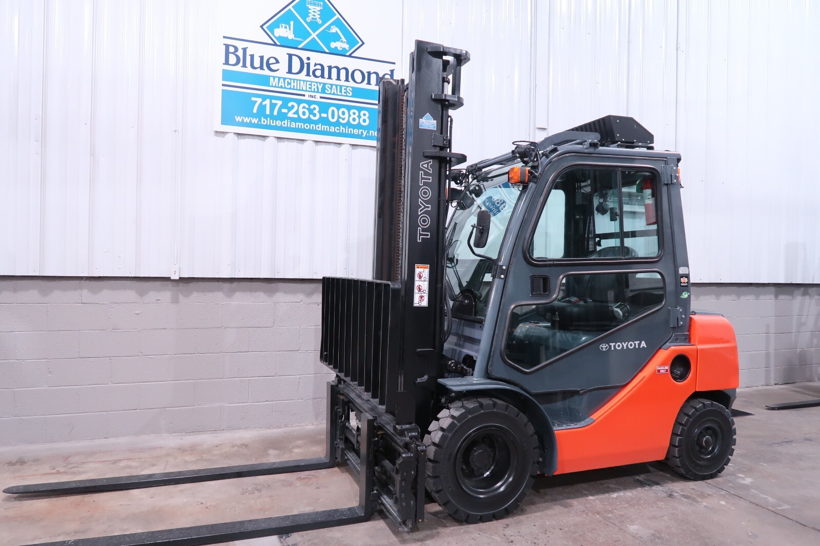 Toyota Forklift, 8FGU25, 5,000# Pneumatic, Gas, Triple, Cab Toyota Forklift, 8FGU25, 5,000# Pneumatic, Gas, Triple, Cab