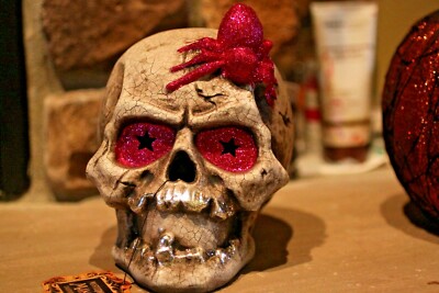 HALLOWEEN Mysterious Manor LED Skull with Bright Pink