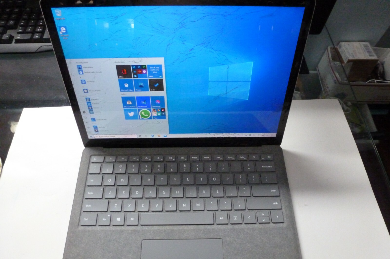Microsoft Surface Laptop 2 13.5 inch (128GB, Intel Core i5 Microsoft Surface Laptop 2 13.5 inch (128GB, Intel Core i5