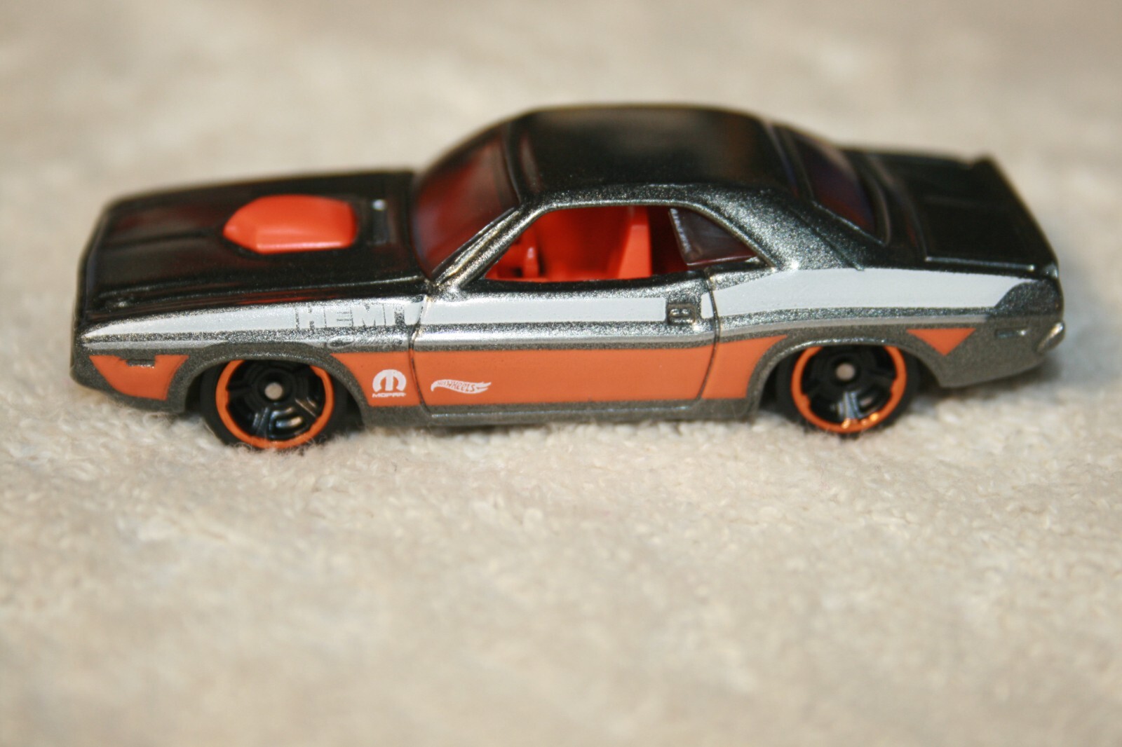 ホットウィール クラシックス '70 ヘミ チャレンジャー チェイス Amazon.com: Hot Wheels '70 Dodge Hemi Challenger, Black 5/6