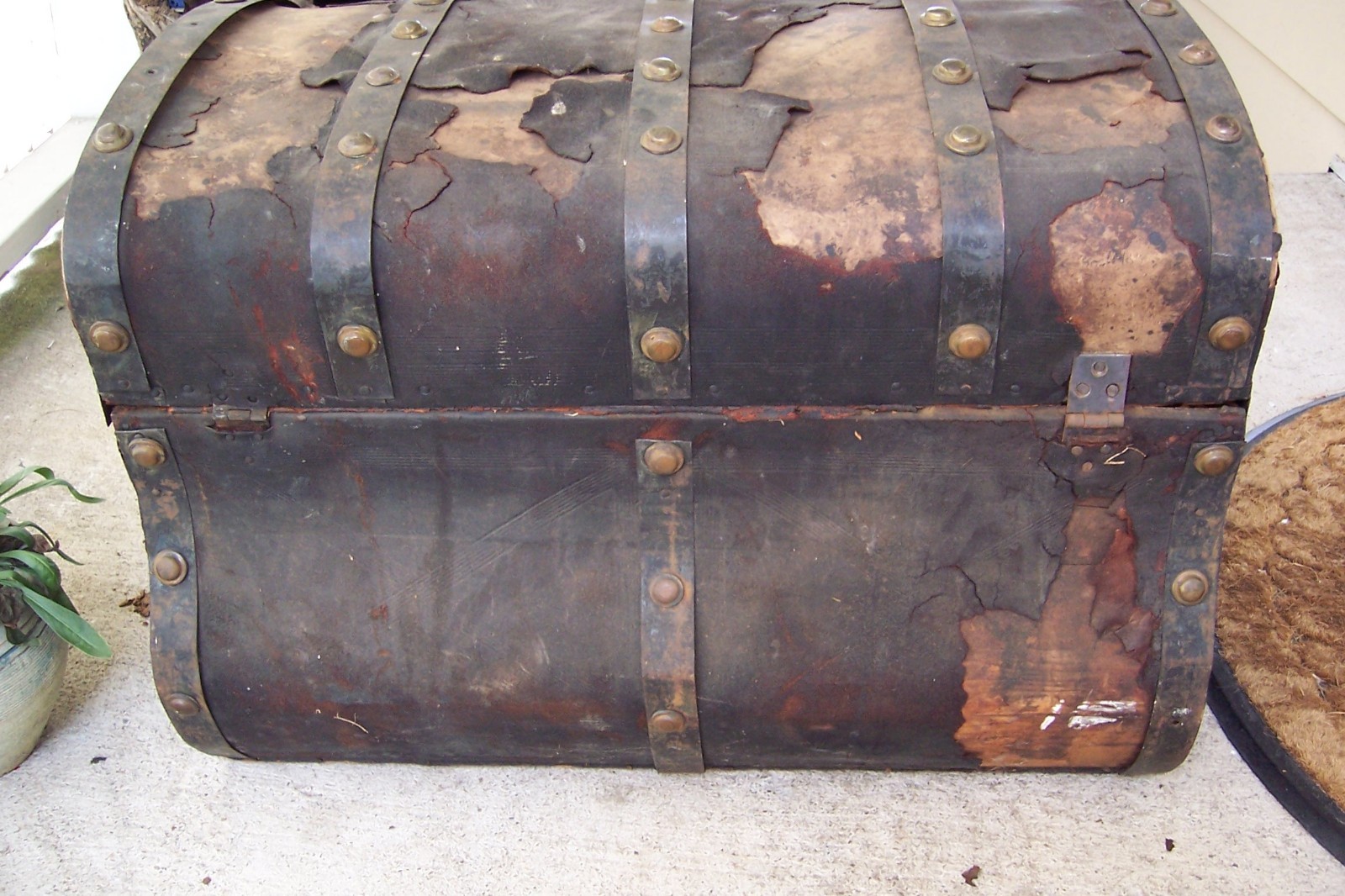 1860 ANTIQUE STAGECOACH TRUNK JENNY LIND CAMEL BACK TOP STEAMER FLAT BOTTOM