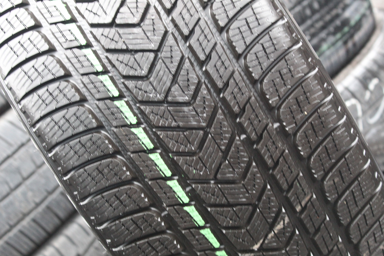 New 285 40 22 Pirelli, Winter, XL, M+S, 110V, x1 Single Tyre (F1_tyres) L2982
