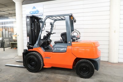 2010 Toyota Forklift, 7FGAU50, 11,000# Pneumatic, LP Gas, Three stage mast.