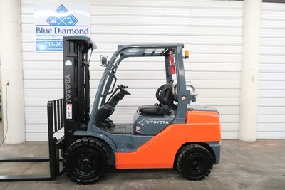 2012' Toyota 8FGU32, 6,500# Pneumatic Tire Forklift, LP Gas, 3 Stage, S/S, Nice