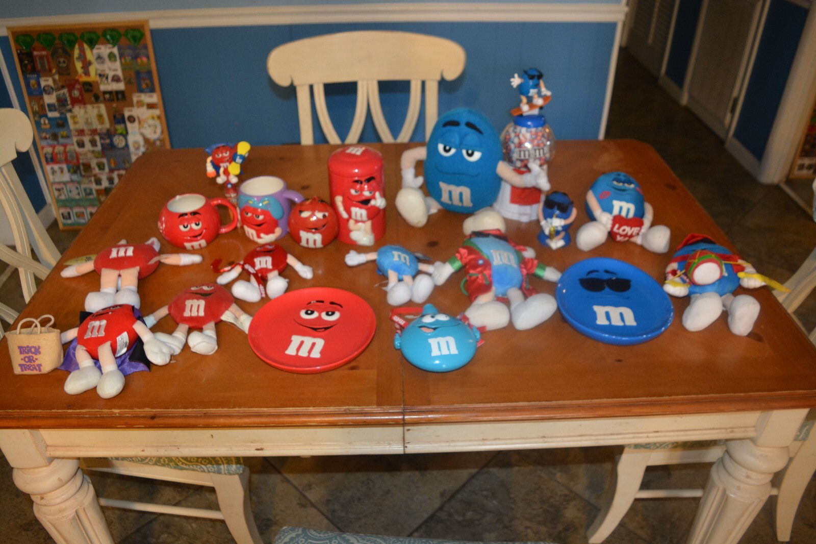 エムアンドエムズ　イースター　レッド&イエロー Amazon.com: Enesco M&M's by Jim Shore Red and Yellow