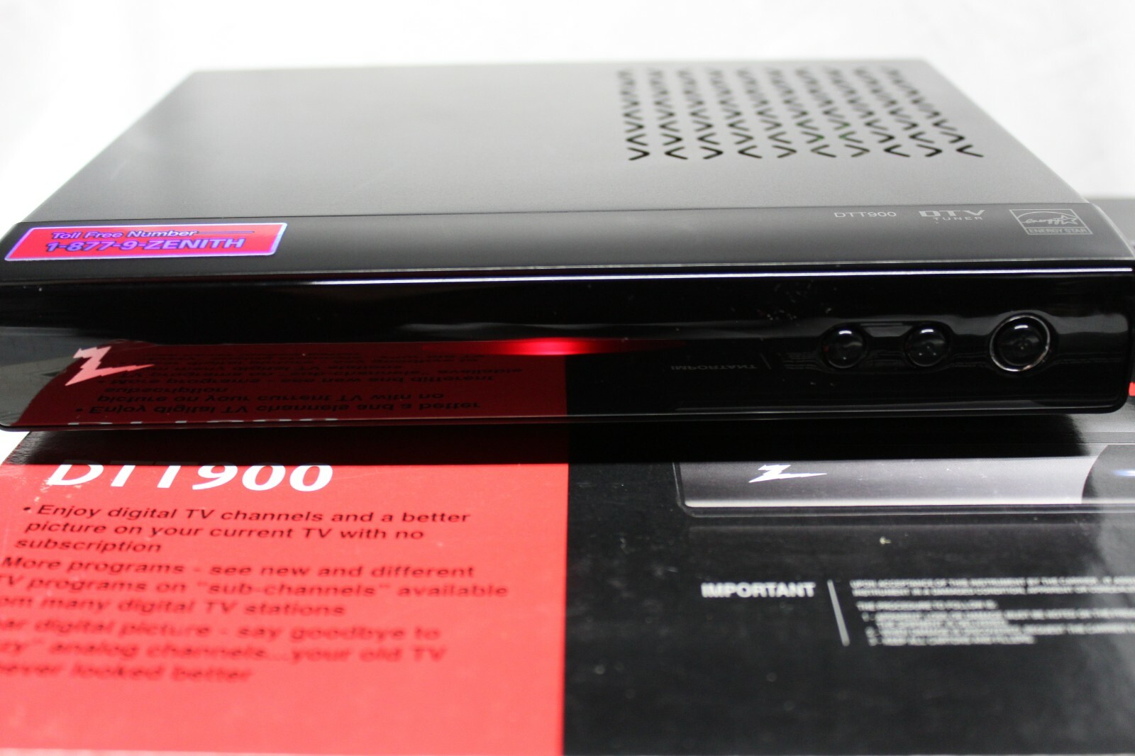 Used Zenith DTT900 Digital TV Tuner Converter Box With Cables and Remote