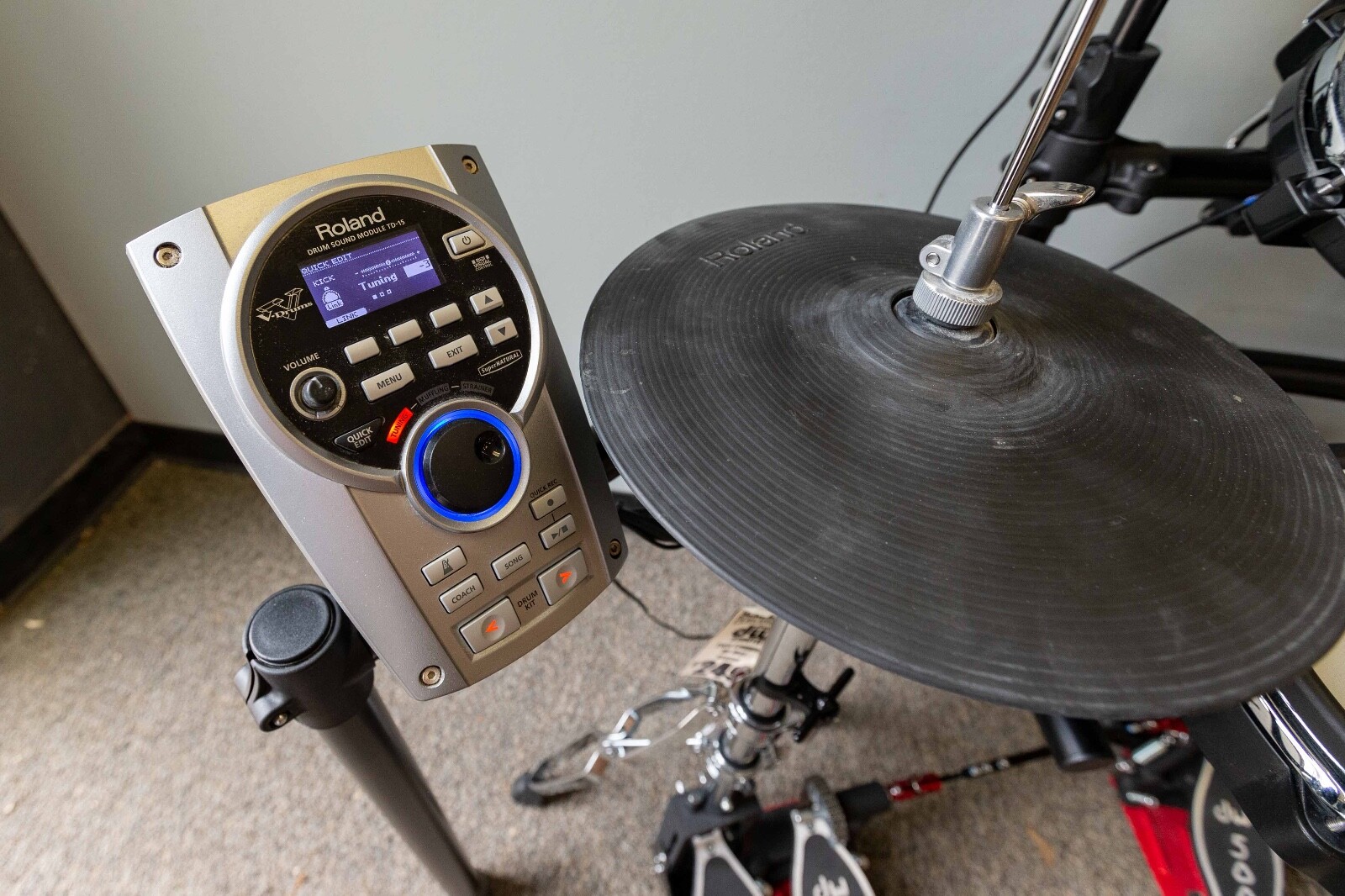 Roland V-Drums TD-15KVS Electronic V-Tour Drum Set with TD-15 Module Mesh Heads