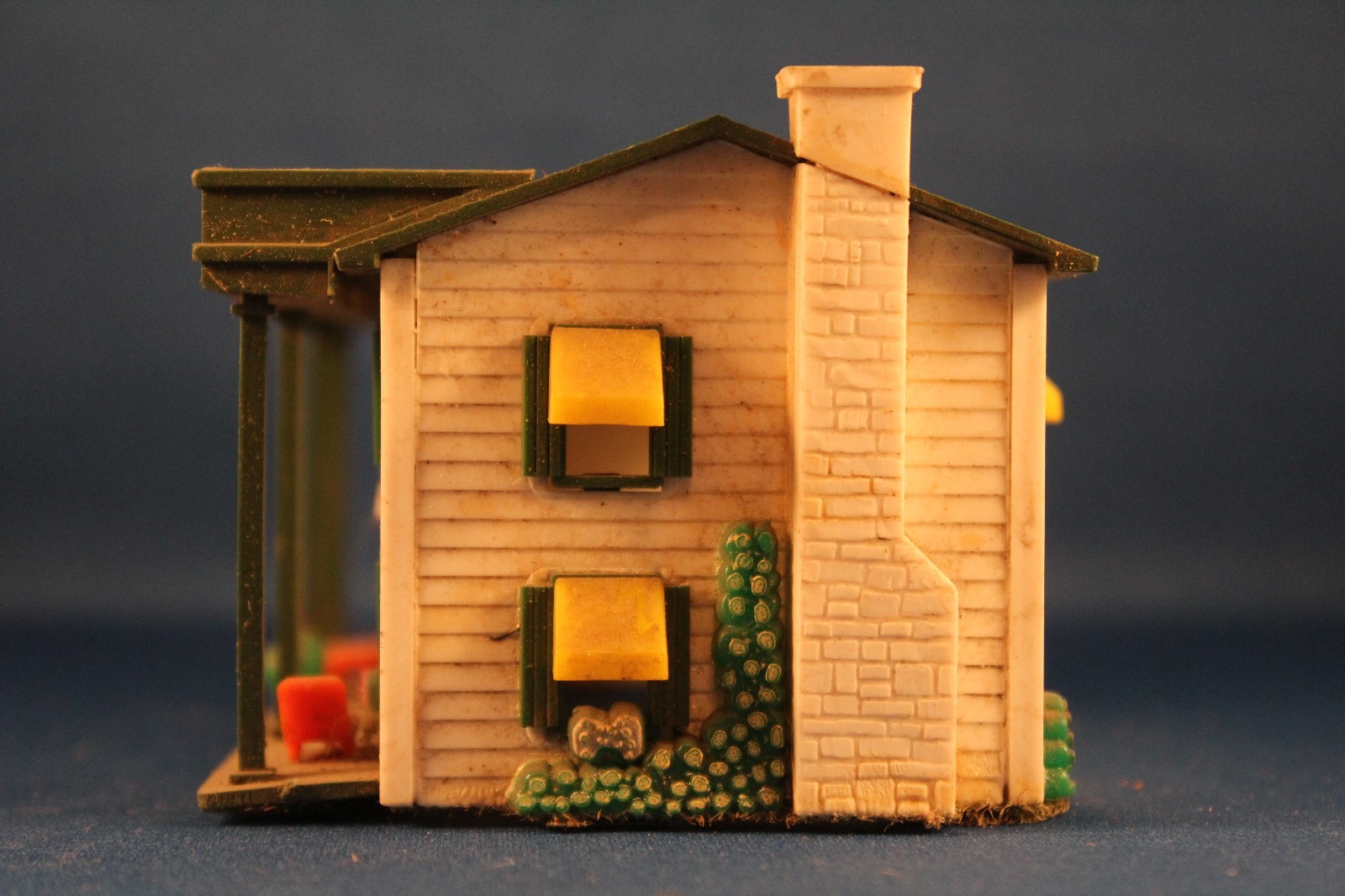 HO Scale 2 story southern style Varana style plastic home