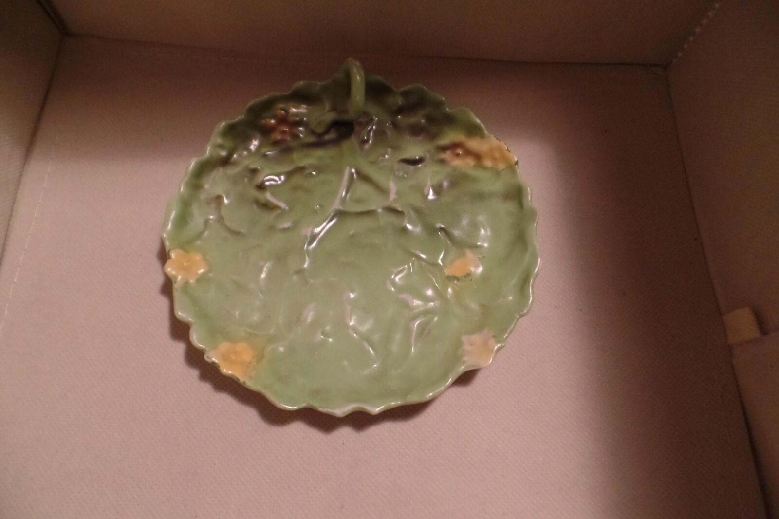Cabbage Leaf Handled Plate 6 1/2