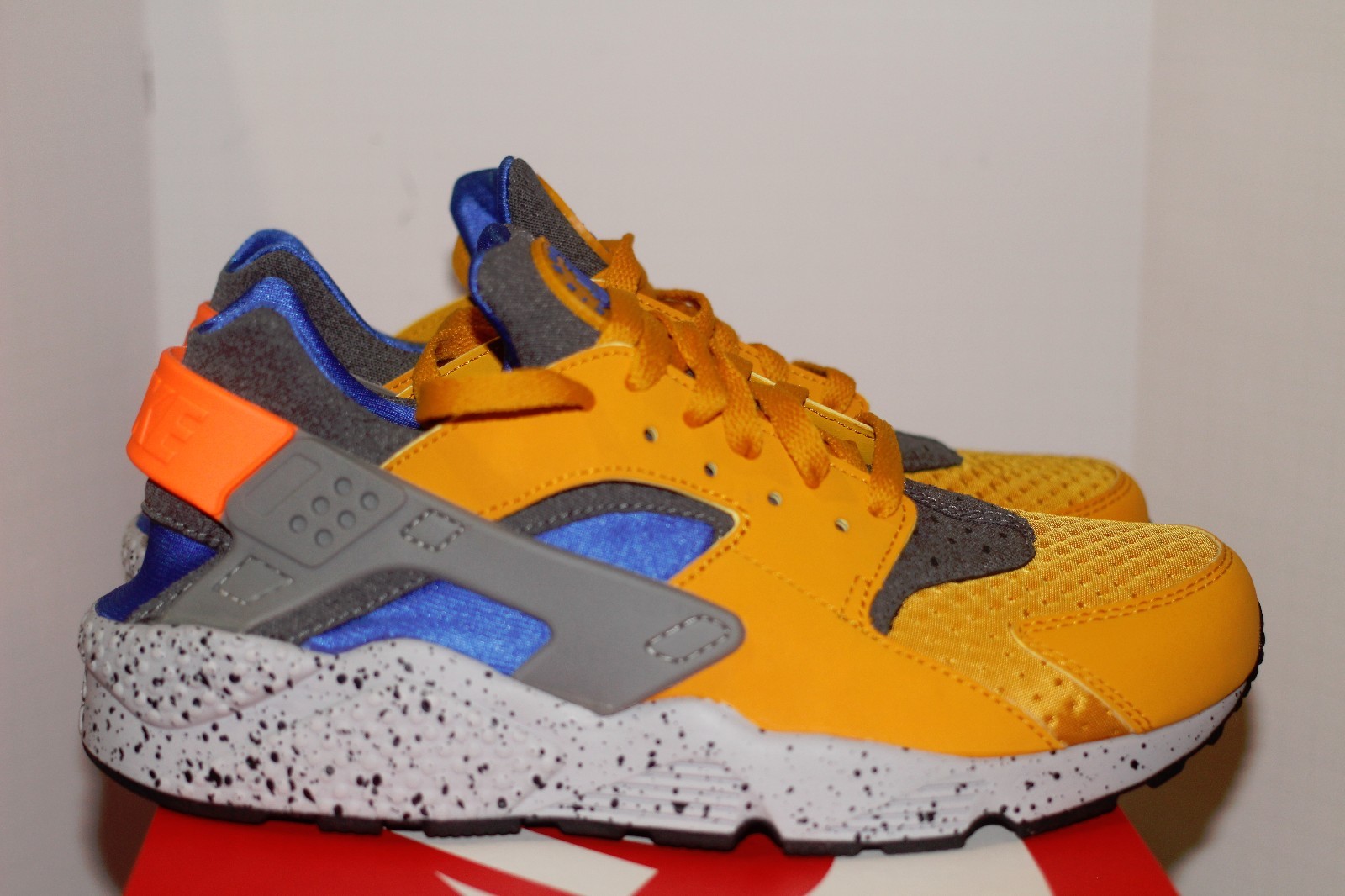 blue huaraches with gold strap